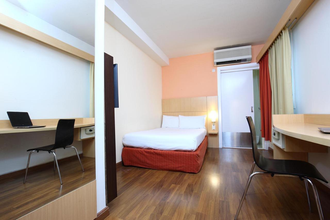 Отель Ibis Buenos Aires Obelisco Экстерьер фото