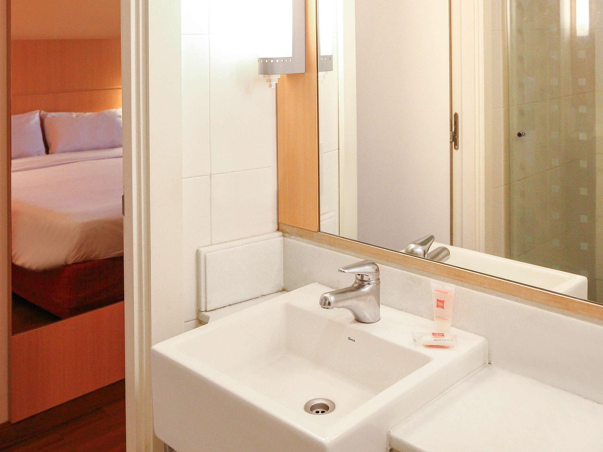 Отель Ibis Buenos Aires Obelisco Экстерьер фото