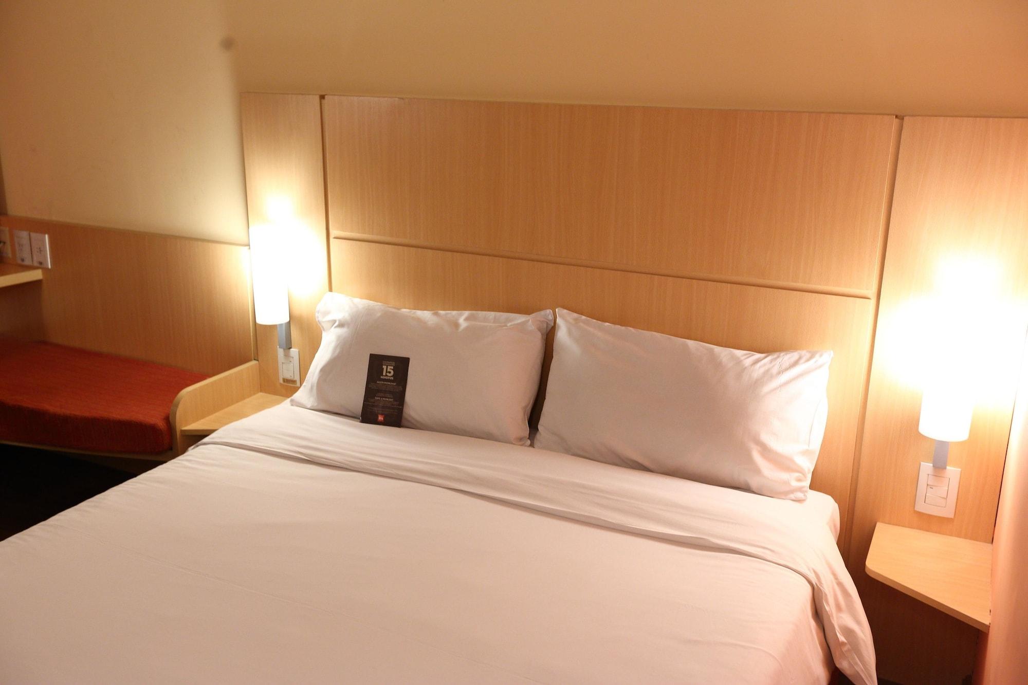 Отель Ibis Buenos Aires Obelisco Экстерьер фото
