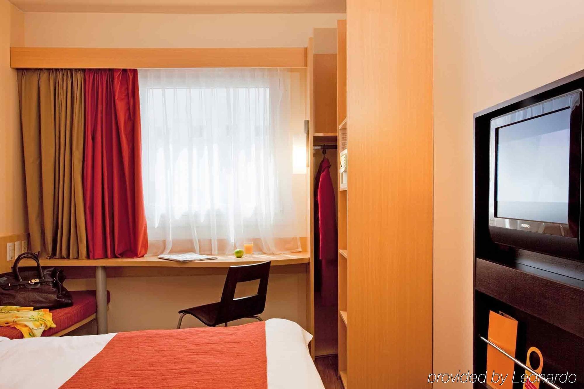 Отель Ibis Buenos Aires Obelisco Экстерьер фото